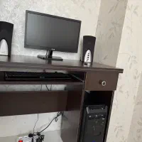 کامپیوتر به همراه میز کامپیوتر