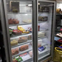 یخچال ترازو کالباس بر استند ویترین فروشی