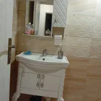 میز غذاخوری و آینه  روشویی در حد نو