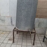منبع آب بهمراه چهارپایه آهنی