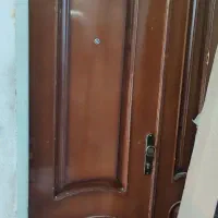 درب چوبی  تمیز با چهارچوب