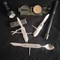 قطب نما.چاقو همه کاره.چراغ.قوه
