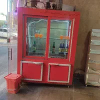 یخچال بستنی و ایستاده..