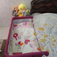 تخت کنار مادر