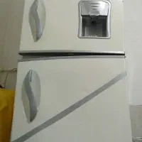 یک یخچال مارک ایسان بدون تعمیر