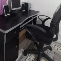 مانیتور به همراه میز کامپیوتر و صندلی