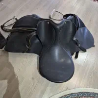 زین سوارکاری و کلاه کاسکت