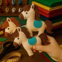 گیفت و تاج اسب نماد سال جدید