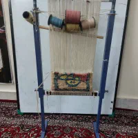 دار قالی همراه با نخ و نقشه و وسایل جانبی