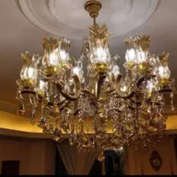 لوسترتالاری لاله ، ایستاده و رومیزی کنارسالنی مجلل