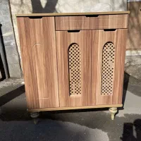 جاکفشی و کنسول میز تلویزیون