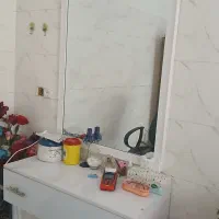 دوعدد آینه ودوعددمیز آرایش