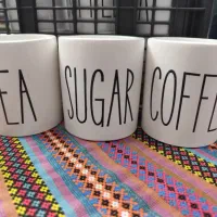 تعدادی بانکه و سینی سنگ مصنوعی