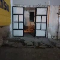 درب حیاط و پنجره کاملا سالم