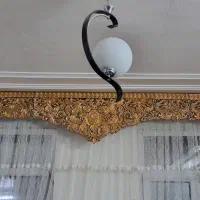 قاب طلایی بالای پرده