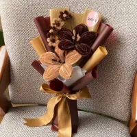 دسته گل لیلیوم مخمل و گلدون و گل روبانی