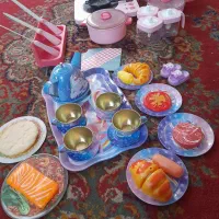 تعدادی اسباب بازی دخترانه