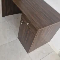 میز تحریر و کامپیوتر