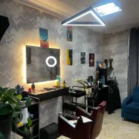 کاراموز و دستیار ارایشگاه مردانه