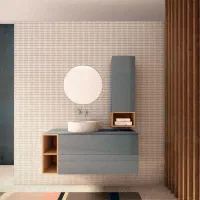 کارگر اشنابه نقاشی و مونتاژ چوب و پی وی سی