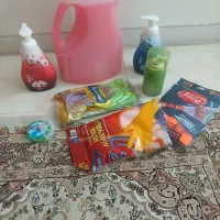 تعدادی مایع دست نیم لیتری و۴لیتری ودستکش وچای