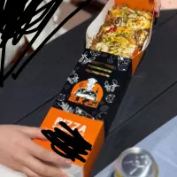 ۱صندوق دار خانم و۱کمک آشپز آقا برای فست فود