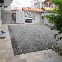 دارای حیاط برای جای پارک ماشین