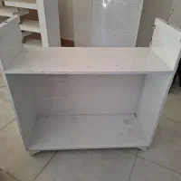 ویترین جلو مغازه