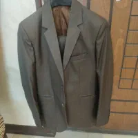 کت وشلوار قهوه ایی تیره تمیز وسالم سایز۴۶