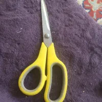 قیچی دست دوم وکارکرده اما تیز و خوش دست