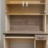 میز و کتابخانه