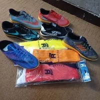 کفش فوتسال و چمن مصنوعی و جوراب ورزشی