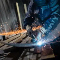 استخدام نیروی فنی و جوشکار
