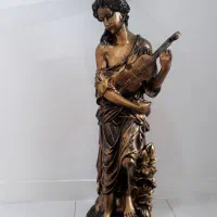 مجسمه ایستاده کنارسالنی