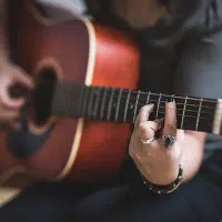 خواننده و نوازنده خانوم
