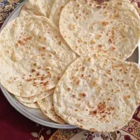سلام دوستان نان محلی گرم تازه