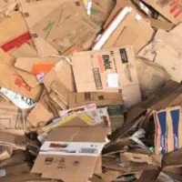 ضایعات کارتن و پلاستیک در محل