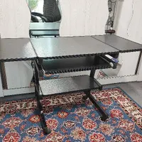 یک عدد میز کامپیوتر همراه با صندلی|میز تحریر و کامپیوتر|شاهین‌شهر, سعدی جنوبی|دیوار