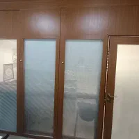 پارتیشن دو جداره شیشه با پرده ولومی