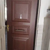 در چوبی ورودی و اتاق خواب