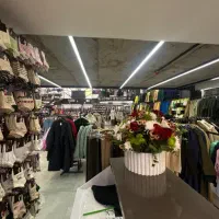 فروشنده خانم و پرو دار حرفه ای و صندوق دار