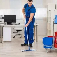 کار نظافت انجام میدم