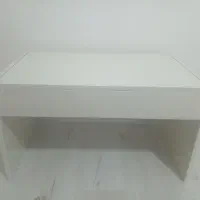 میزتحریر و لپ تاپ در حالت نشسته