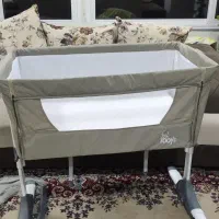 تخت کنار مادر زویی