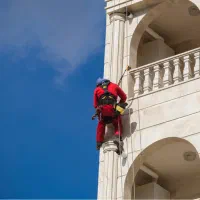 پیچ و رولپلاک سنگ‌نما(کار در ارتفاع)