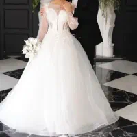 لباس عروس به همراه تاج وشنل