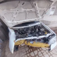 ماشین تصادفی.بر اثر تصادف سر جلو ضربه خورده مقداری