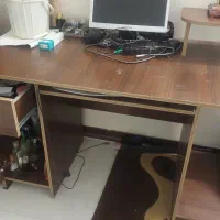 میز تحریر و کامپیوتر