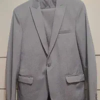 کت شلوار درحد نو یه شب پوشیده شده