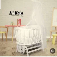تخت و گهواره کنار مادر